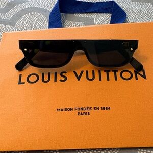Louis Vuitton Black Sunglasses with Gold Accents
Can ship next day